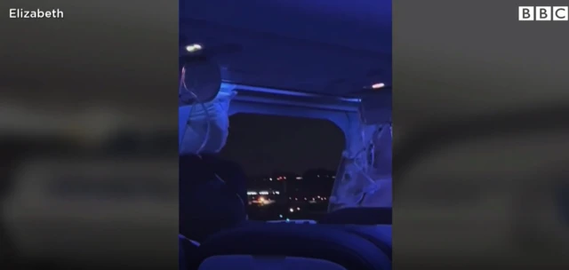 벽면이 뜯겨 나가면서 생긴 구멍의 윤곽이 비상문의 모양과 유사하다