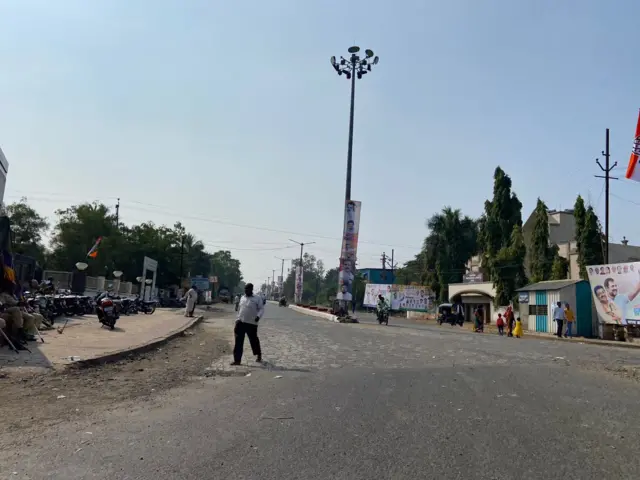 चंदासिंघ कॉर्नर येथील रस्ता