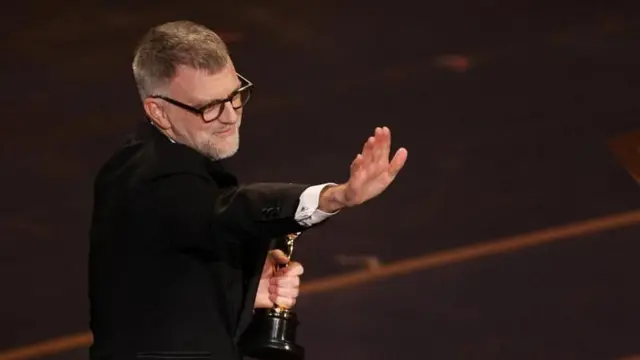 అమెరికా ఫిల్మ్ మేకర్ పాల్ థామస్ అండర్సన్, వన్ బ్యాటిల్  ఆఫ్టర్ అనదర్ సినిమాకు గానూ ఆస్కార్ గెలుచుకున్నారు. ఇప్పటివరకు 14 సార్లు నామినేట్ అయిన ఆయనకు ఇదే తొలి ఆస్కార్ అవార్డు