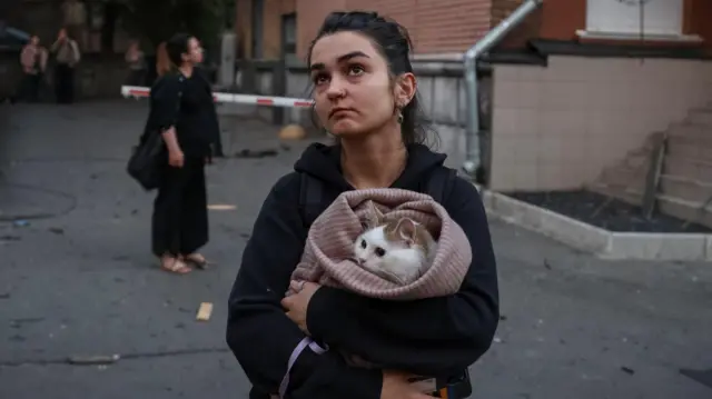 kijev, stanovnica kijeva, kijevljanka drži mačku u naručju