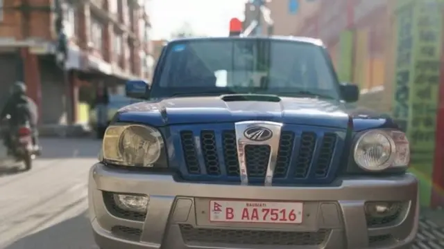 इम्बोस्ड नम्बर प्लेट जडान गरिएको नेपाल प्रहरीको गाडी