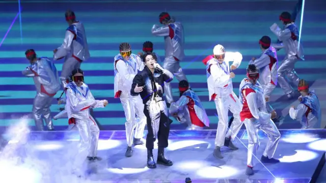 বিশ্বকাপের উদ্বোধনী অনুষ্ঠানে মঞ্চ কাঁপিয়েছেন দক্ষিণ কোরিয়ার জনপ্রিয় ব্যান্ড বিটিএসের সর্বকনিষ্ঠ সদস্য জং কুক। এবারের বিশ্বকাপের থিম সং 'ড্রিমার্স' গানেই পারফর্ম করেন তিনি।