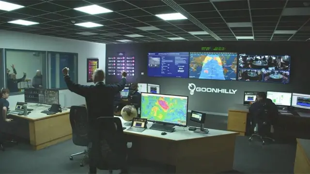 Ni akanyamuneza ku giko Goonhilly mu Bwongereza cafashije abari muri ivyo bikorwa kuguma bavugana akanya ku kandi. 