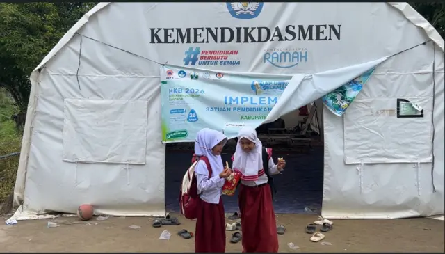 Enam bulan berlalu, puluhan anak SDN 5 Peusangan Siblah Krueng masih belajar di dalam tenda putih darurat, di Kabupaten Bireuen, Aceh.