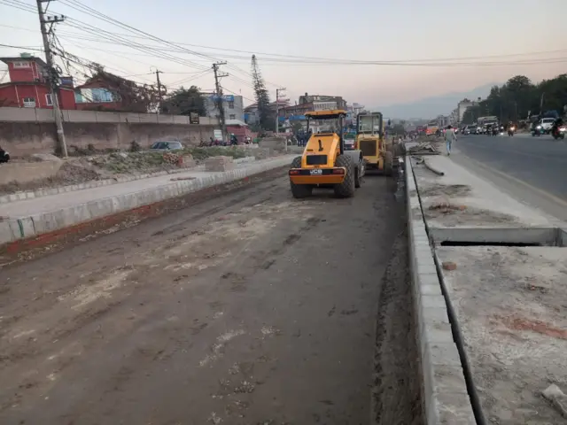 सडक मर्मत गरिँदै