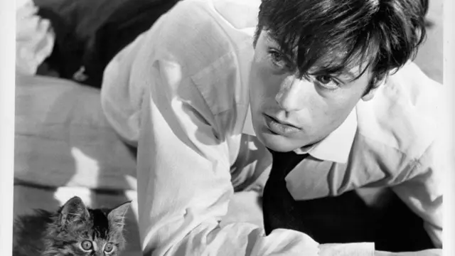 Alain Delon en una fotografía en blanco y negro