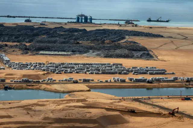 বেল্ট এন্ড রোড ইনিশিয়েটিভ মহাপরিকল্পনার মাধ্যমে চীন অনেক দেশেই প্রভাব বিস্তার করছে। চীনা সহায়তায় কলম্বোর পোর্ট সিটি প্রকল্প।