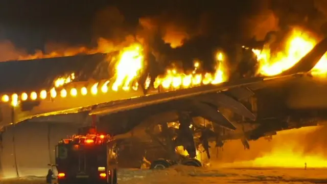 टोक्योस्थित विमानस्थलको धावनमार्गमा आगो लागेको विमान