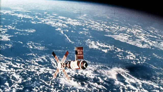 స్కైలాబ్ 86.3 అడుగులు(26.3 మైళ్ళు) పొడవు