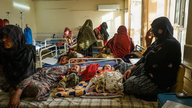 کودکان در واحد تغذیه درمانی شفاخانه ولایتی غزنی، افغانستان، تحت درمان قرار دارند. ۲۳ اگست ۲۰۲۵.