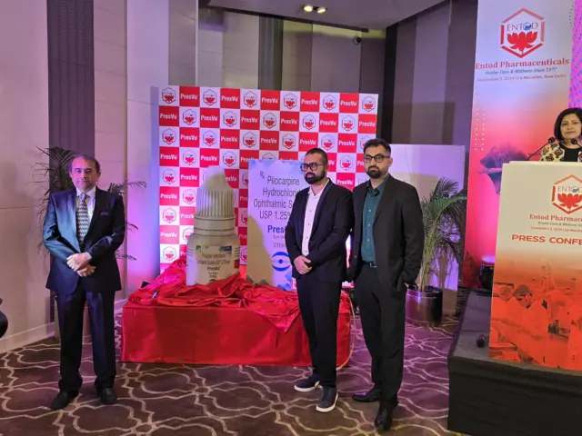 आय ड्रॉप्सच्या प्रेस कॉन्फरन्समधला फोटो