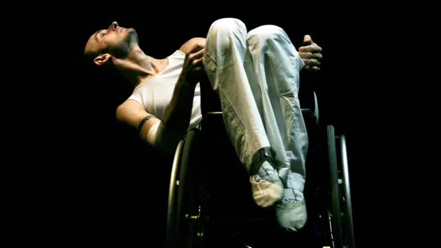 Брю під час танцю на колісному кріслі