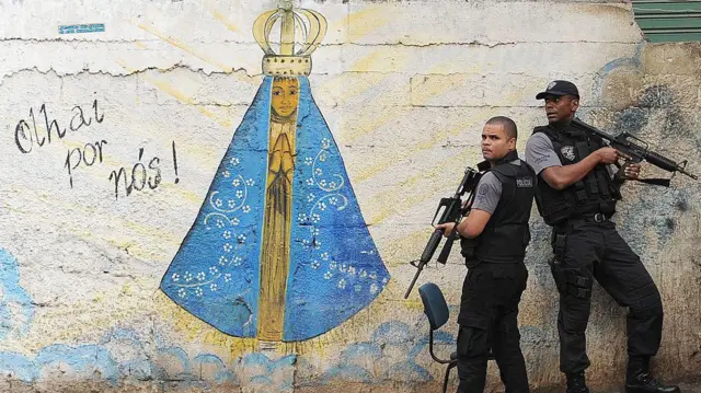 Policiais civismelhor jogo da betanooperação na favela do Jacarezinho; fotografiamelhor jogo da betano2011