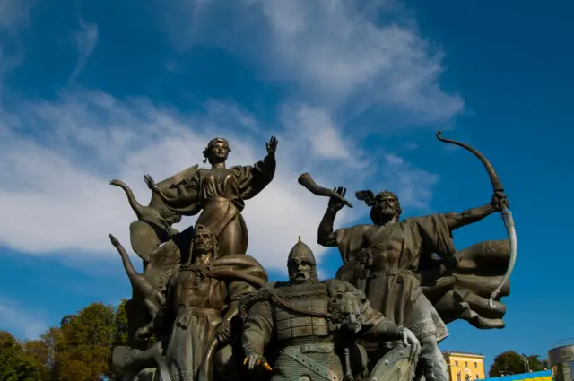 تندیس سه برادر و خواهر سازنده کی‌یف