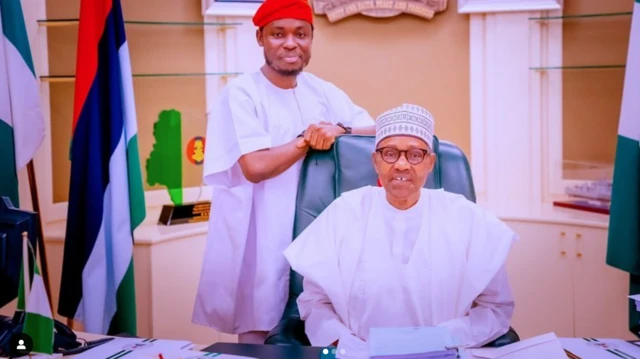 Bayo Omoboriowo, ayaworan fun aarẹ duro lẹyin aga aarẹ Muhammadu Buhari