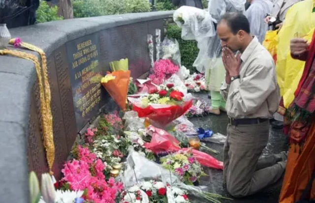 ਆਇਰਲੈਂਡ ਵਿੱਚ ਮ੍ਰਿਤਕਾਂ ਨੂੰ ਸ਼ਰਧਾਂਜਲੀ ਦਿੰਦੇ ਹੋਏ ਲੋਕ