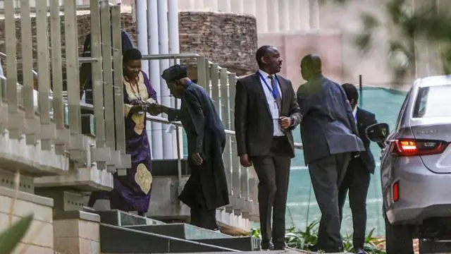 ኦባሳንጆ ናብ ኣዳራሽ ዘተ ሰላም እናኣተወ