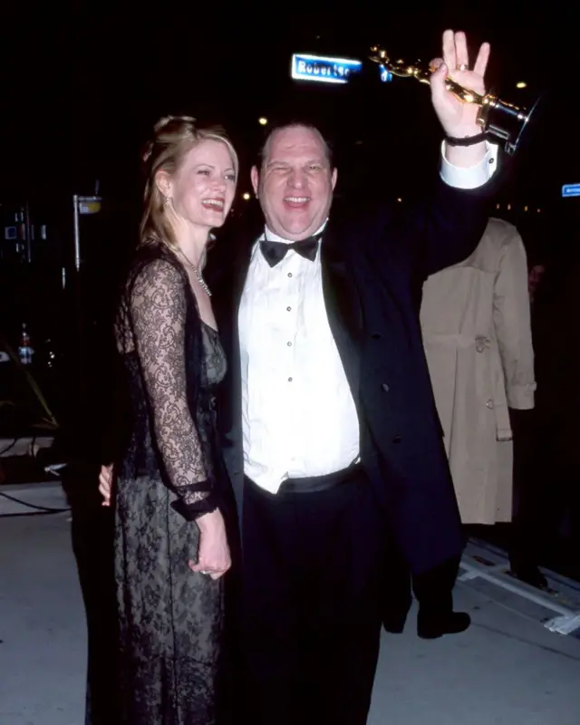 Harvey Weinstein celebra el haber ganado el Oscar para Shakespeare in Love en 1999