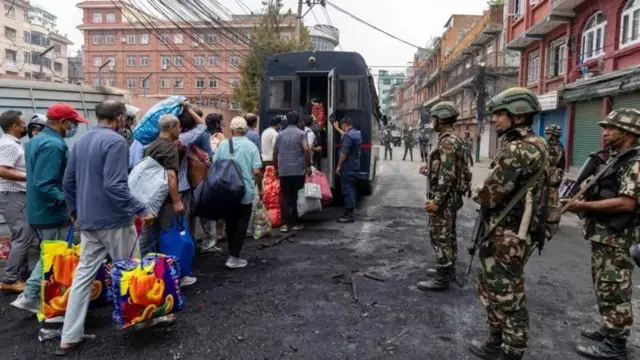 २०८२ भदौको जेन जी आन्दोलनपछि सिर्जित अव्यवस्थाका माझ डिल्लीबजार कारागारबाट भाग्न खोजेका कैदीबन्दीलाई नियन्त्रणमा लिँदै सेना