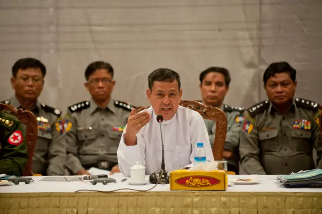 ၂၀၁၃ ခုနှစ်က သမ္မတဦးသိန်းစိန်အစိုးရအဖွဲ့မှာ ပြန်ကြားရေးဝန်ကြီးအဖြစ်ရော သမ္မတပြောရေးဆိုခွင့်ရှိသူအဖြစ် တာဝန်ထမ်းဆောင်နေတဲ့ ဦးရဲထွဋ်