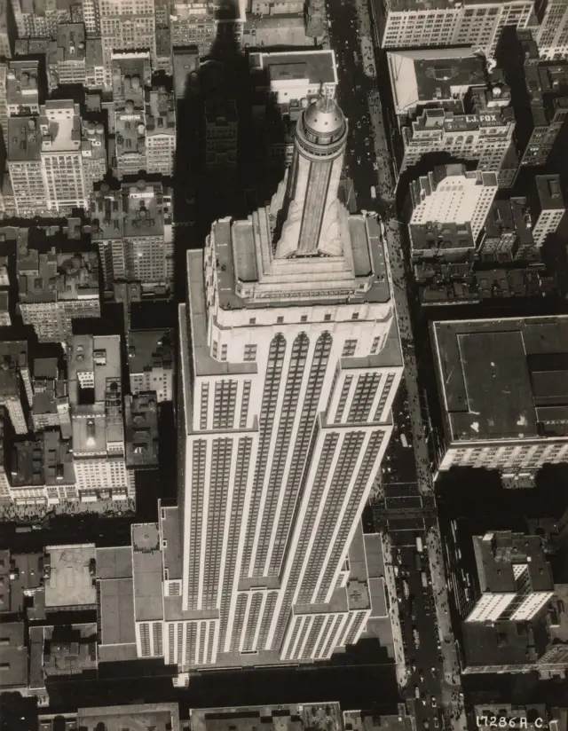 Empire State em foto de 1932, de autor desconhecido. Foto do US National Archives and Records Administration, em domínio público