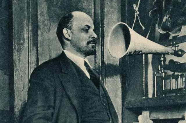 ولادیمیر لنین، رهبر بلشویکهای روسیه، در حال ضبط برنامه رادیویی در کرملین، مسکو، روسیه، ۱۹۱۹.