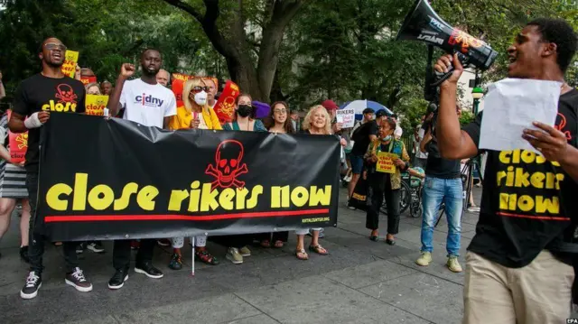 وقد دعا الكثيرون إلى إغلاق سجن جزيرة ريكرز بسبب الظروف السيئة وسلسلة من وفيات السجناء في السنوات الأخيرة