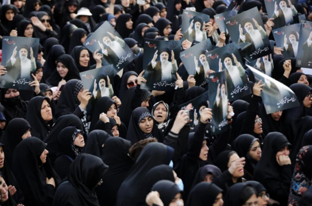 তেহরানে রাষ্ট্রপতির মৃত্যুতে শোকস্তব্ধ নারীরা। 