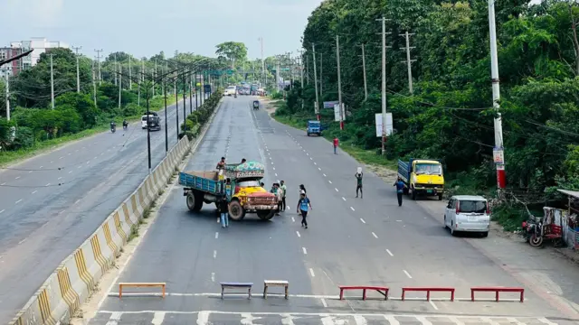 দ্বিতীয় দিনের অবরোধে যান চলাচল বন্ধ হয়ে যায় ঢাকা আরিচা মহাসড়কে