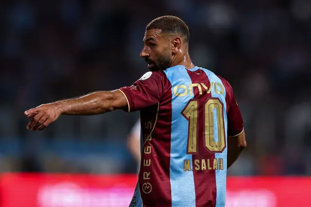Mohamed Salah 10 numaralı formasıyla sahada arkadaşlarına direktif veriyor