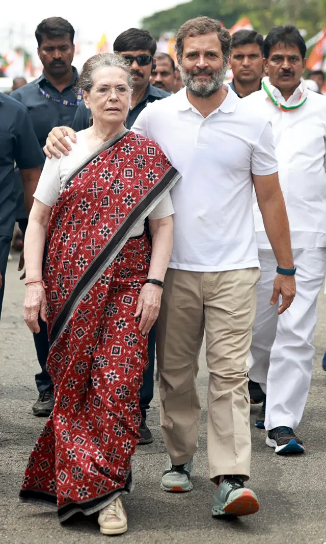 રાહુલ ગાંધી અને સોનિયા ગાંધી વિરુદ્ધ નેશનલ હેરાલ્ડ કેસમાં છેતરપિંડી અને ગુનાઇત ષડ્યંત્રની કલમો લગાવવામાં આવી છે.