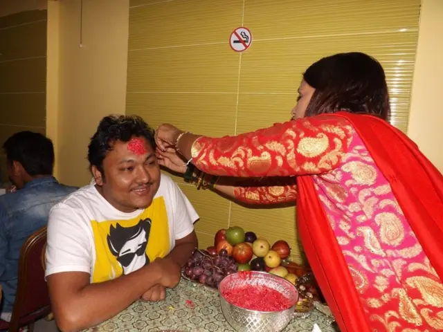 दशैँको टिका लगाइँदै 