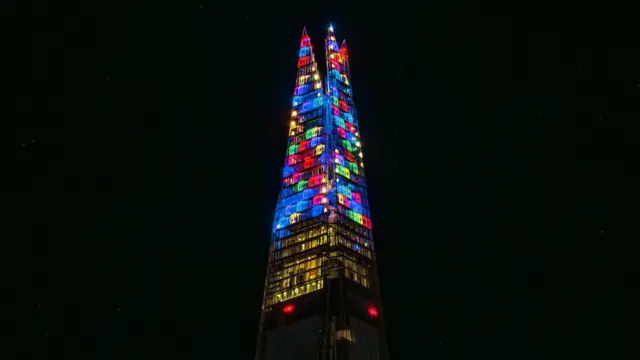 Foto nocturna de The Shard iluminada con luces navideñas inspiradas en la pintura de Gustavo Zuluaga