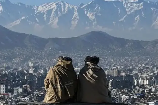 دو شهروند کابل که در حال تماشای شهر دیده می‌شوند. 