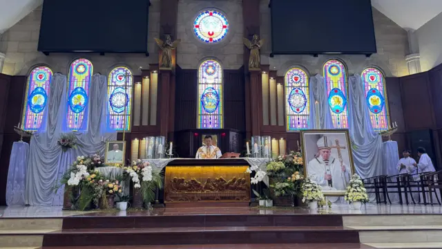 Foto Paus Fransiskus itu kemudian diletakkan di samping kanan altar gereja.