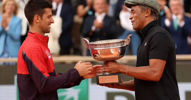 Umwaka ushize Noah (iburyo) niwe washyikirije Novak Djokovic igikombe cya Roland Garros yegukanye