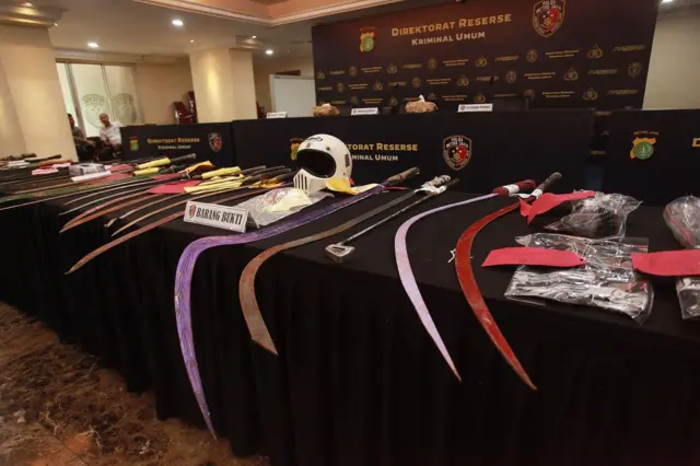 Barang bukti tawuran ditunjukkan saat pengungkapan kasus tawuran di Polda Metro Jaya, Jakarta, Rabu (4/2/2026). Tawuran menjadi salah satu kejahatan jalanan yang mudah memicu kemarahan warga, kata ahli hukum pidana.