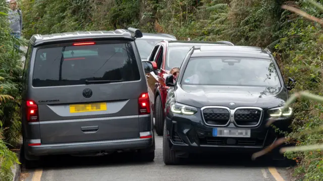 在英国康沃尔郡波斯库诺的狭窄道路和小路上，车辆试图互相挤过。