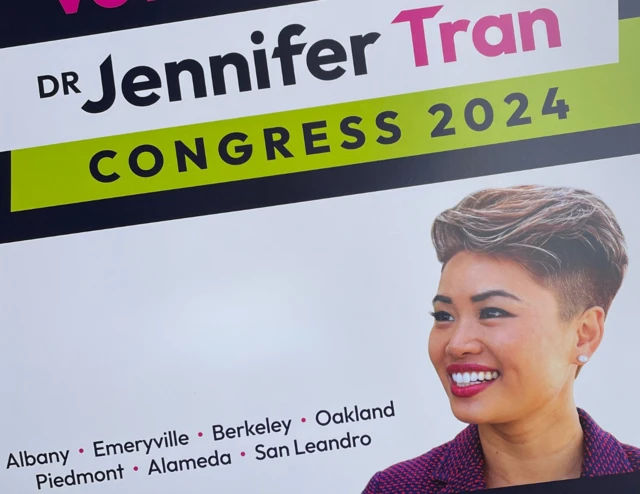 Bảng vận động của bà Jennifer Trần trước một cửa tiệm ở thành phố Oakland