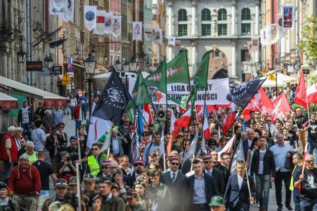 14 maja 2017 roku w Gdańsku uczestnicy marszu z flagami Polski oraz organizacji skrajnej prawicy, takich jak ONR i Ruch Narodowy, oddali hołd Witoldowi Pileckiemu – żołnierzowi i rotmistrzowi, który w okupowanej przez Niemców Polsce założył Tajną Armię Polską w 1939 roku.