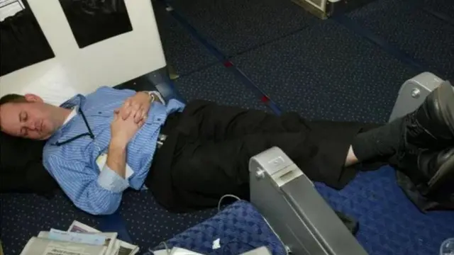 Je, unaweza kupumzika hivi kwenye ndege?