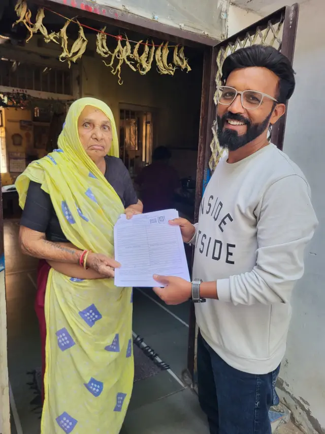 બીબીસી ગુજરાતી ચૂંટણી પંચ મતદાન મતદાર યાદી એસઆઈઆર SIR ફૉર્મ ગુજરાત બીએલઓ