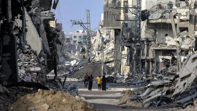 올해 4월 30일 이스라엘군이 가자 지구 남부에서 군대를 철수한 후 팔레스타인 주민들이 칸 유니스로 돌아온 모습