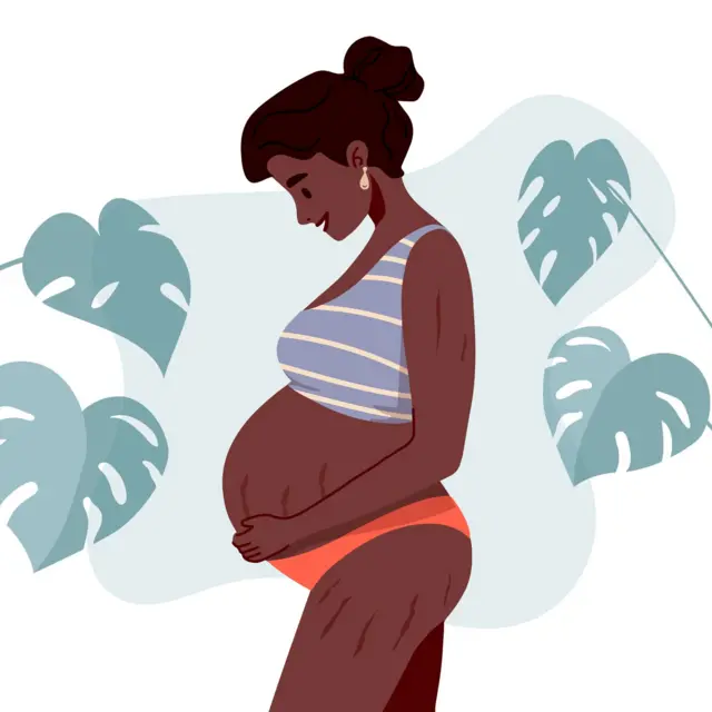 Belle femme enceinte souriante en sous-vêtements ou en maillot de bain. Ventre de femme enceinte, vergetures.
