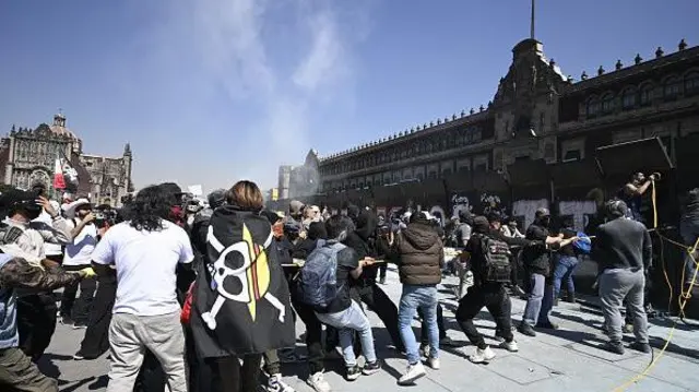 Protestas por la violencia en México terminan en enfrentamientos frente al  Palacio Nacional con al menos 120 heridos - BBC News Mundo