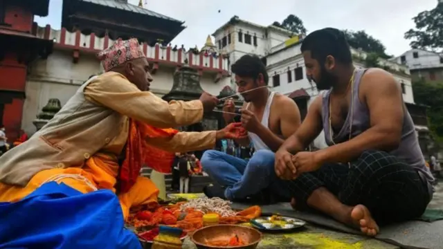 जनै पूर्णिमामा गुरुसँग जनै फेरिरहेका मानिसहरू
