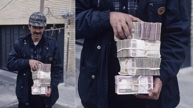 مردی با ده‌ها بسته اسکناس صد تومانی و دویست تومانی در دست در بهار ۱۳۷۶