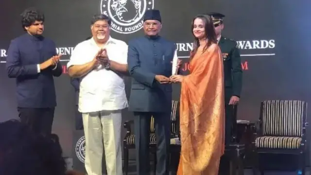 सर्वप्रिया सांगवान रामनाथ गोयनका अवॉर्ड के साथ