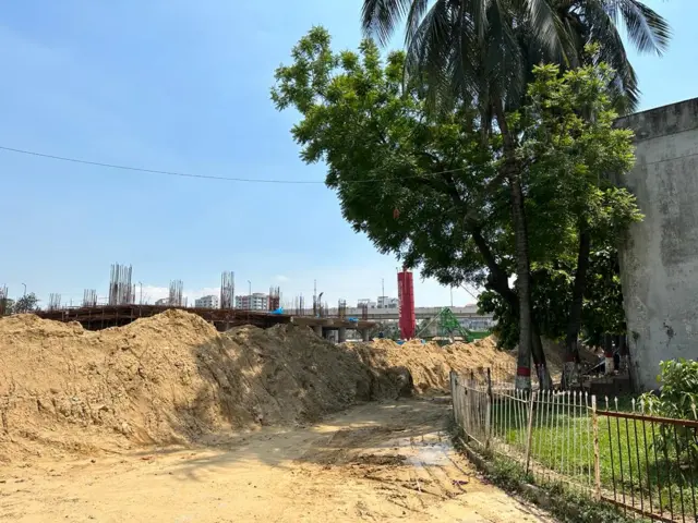 এফডিসির বড় একটি অংশ ভেঙ্গে বহুতল ভবন নির্মাণের কাজ চলছে, যেখানে চলচ্চিত্র নির্মাণে সব ব্যবস্থা থাকবে বলে কর্তৃপক্ষ দাবি করছে। 