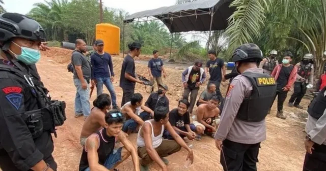 Polisi mengamankan 20 orang warga yang melakukan aksi menuntut plasma sawit ke PT Hamparan Mawasit Bangun Persada (HMBP) di Seruyan, Kalimantan Tengah (Kalteng) pada Oktober 2023